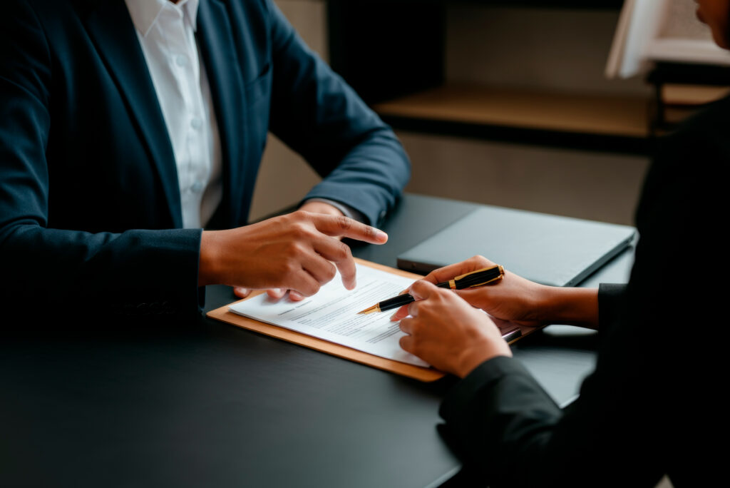 Abogado explicando documento a cliente