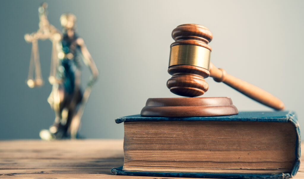 Ilustracion decorativa de Mazo de Juez encima de un libro de derecho